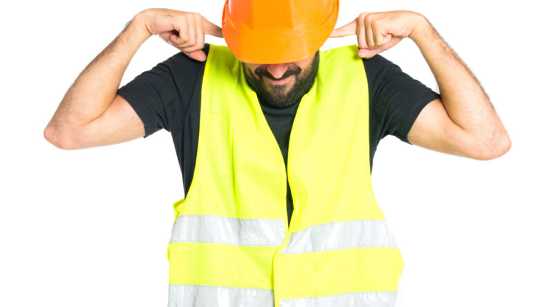 Mężczyzna w kamizelce i hełmie